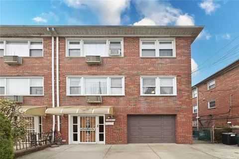 42-30 164th St, Flushing, NY 11358