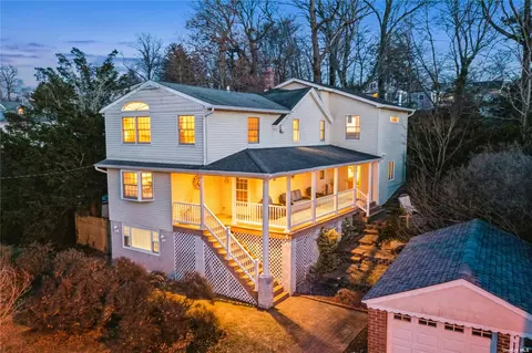 4 Ruth Ln, Glenwood Landing, NY 11547