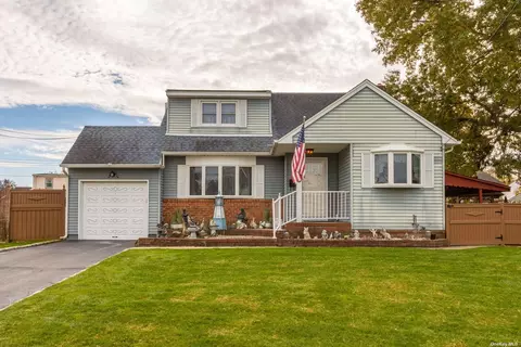 20 Patricia Ct, Massapequa, NY 11758