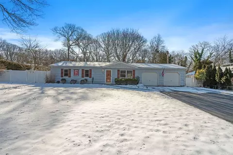 20 Mauritz Blvd, Middle Island, NY 11953
