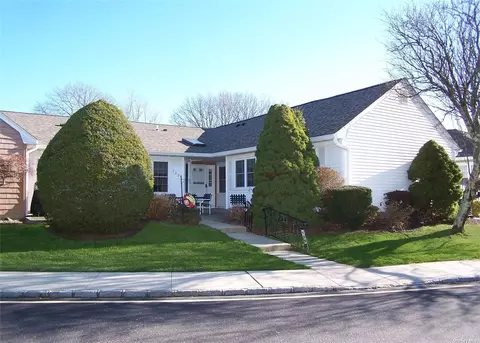 129 Revere Dr #129, Sayville, NY 11782