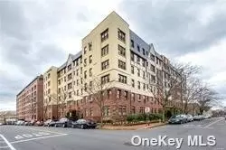 4 Maple Dr #2E, Great Neck, NY 11021