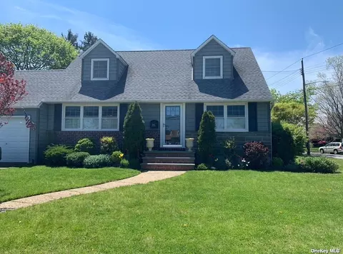 3842 Park Ave, Seaford, NY 11783