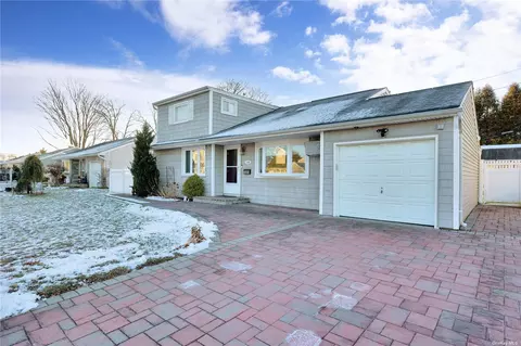 110 Washington St, Farmingdale, NY 11735