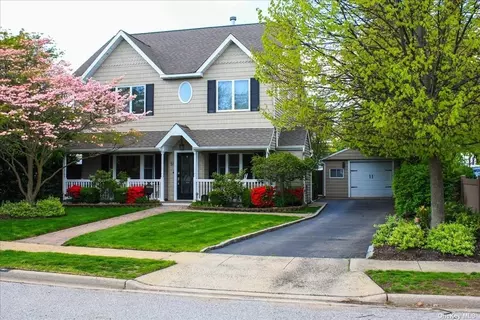 51 Crag Ln, Levittown, NY 11756