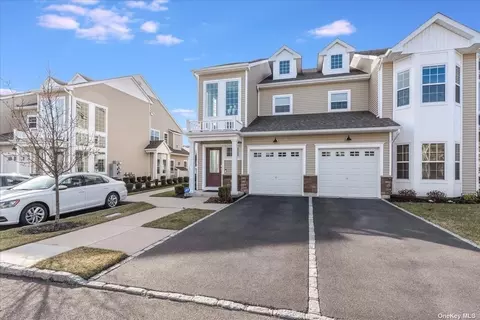 40 Halley Dr #2, Patchogue, NY 11772
