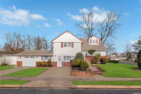 77 Tiptop Ln, Hicksville, NY 11801