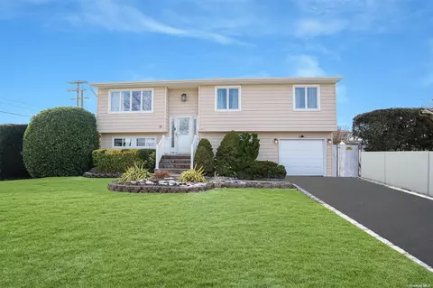 18 Harding Rd, Copiague, NY 11726