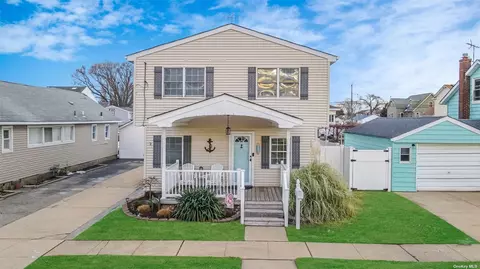 688 S 8th St, Lindenhurst, NY 11757