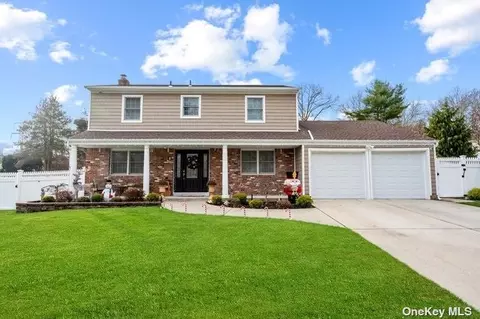 3 Lenisue Ct, Dix Hills, NY 11746