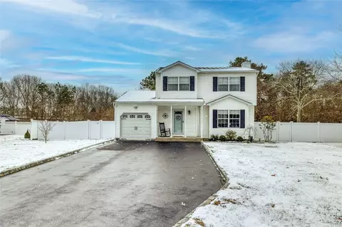 1 Eastbourne Cres, Patchogue, NY 11772