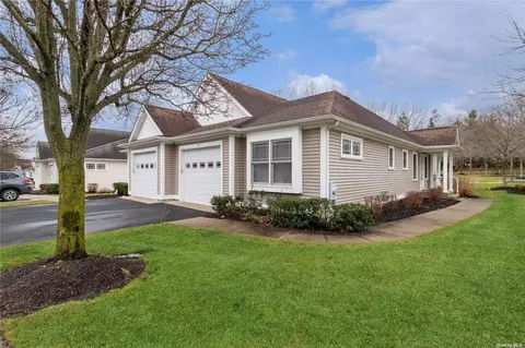 14 White Oak Ct #14, Coram, NY 11727