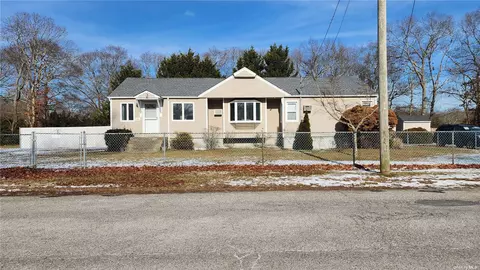 119 Pineway Ave, Mastic Beach, NY 11951