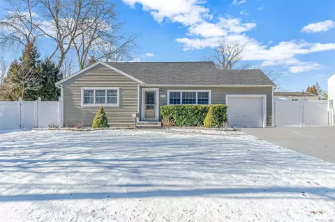 212 E 4th St, Deer Park, NY 11729