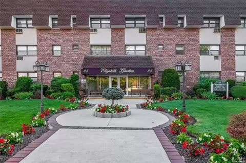 25 Elizabeth St #1U, Farmingdale, NY 11735