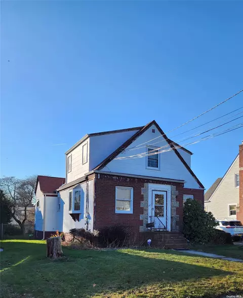 547 S 1st St, Lindenhurst, NY 11757