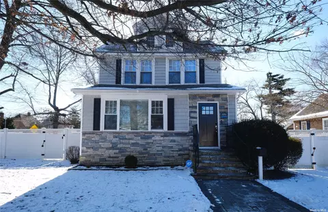 606 Tennyson Ave, Baldwin, NY 11510