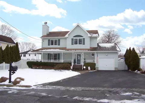 23 Rector Ct, Huntington, NY 11743