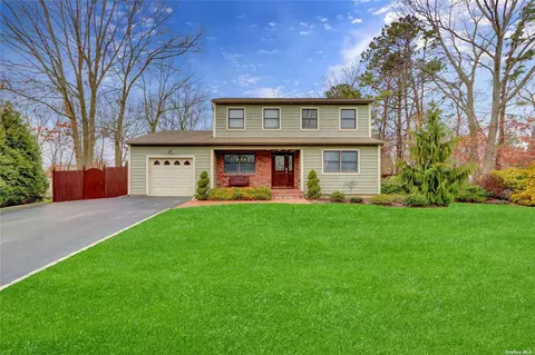 8 Nicole Ct, Bohemia, NY 11716