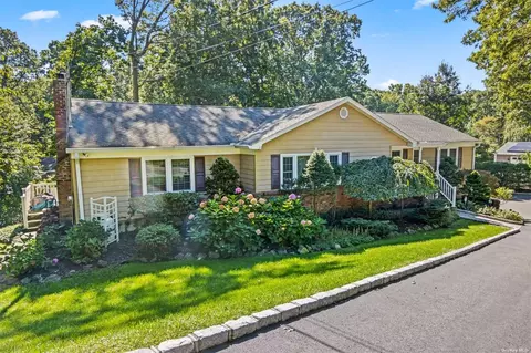 6 Laura Ln, East Setauket, NY 11733