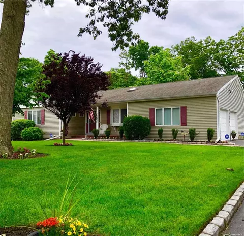29 Patricia Ln, Lake Grove, NY 11755