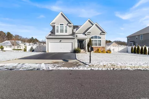 1 Mulberry Ln, Ridge, NY 11961