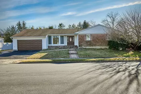 10 Strully Dr, Massapequa Park, NY 11762