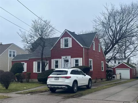 23 Farrel St, New Hyde Park, NY 11040