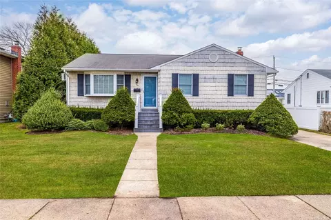 344 Deauville Pkwy, Lindenhurst, NY 11757