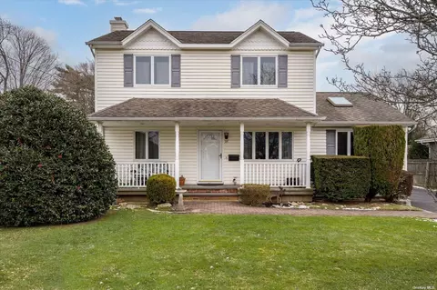 27 Cotter St, West Islip, NY 11795