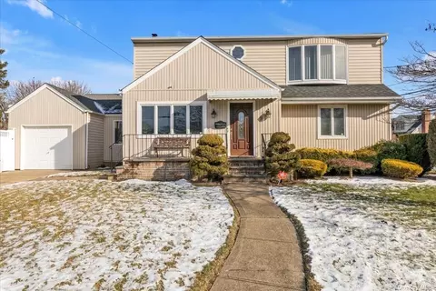 9 King St, Oceanside, NY 11572