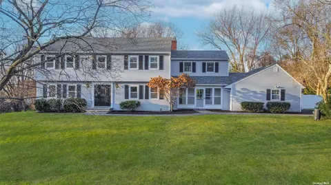 3 Country Clb, Mount Sinai, NY 11766