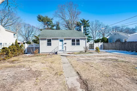 1347 Peters Blvd, Bay Shore, NY 11706