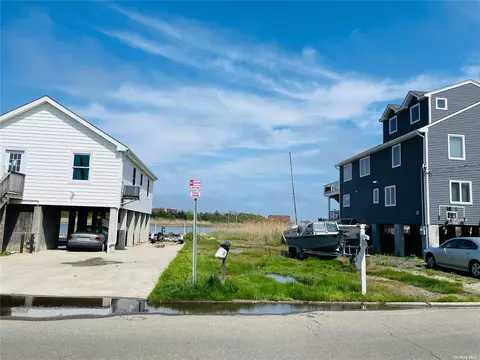 827 Venetian Blvd, Lindenhurst, NY 11757