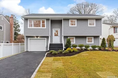 11 Cresthill Ct, Huntington Station, NY 11746