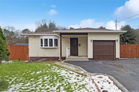1640 N Gardiner Dr, Bay Shore, NY 11706