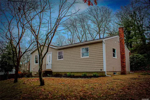 1 Woodhaven Dr, Sound Beach, NY 11789