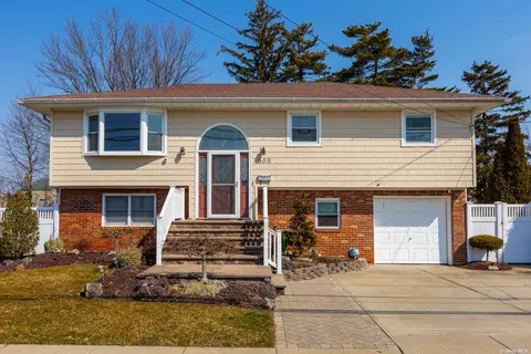 668 N Indiana Ave, Lindenhurst, NY 11757