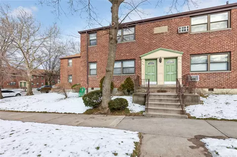 61-05 245th Pl #UPPER, Douglaston, NY 11362