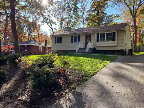 10 Setauket Trl, Ridge, NY 11961