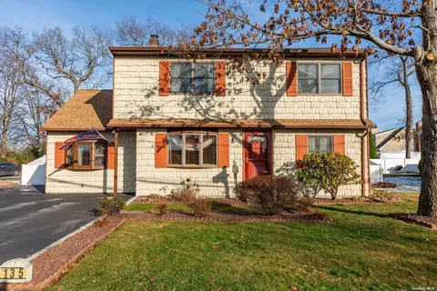 135 Roosevelt Ave, Islip, NY 11751