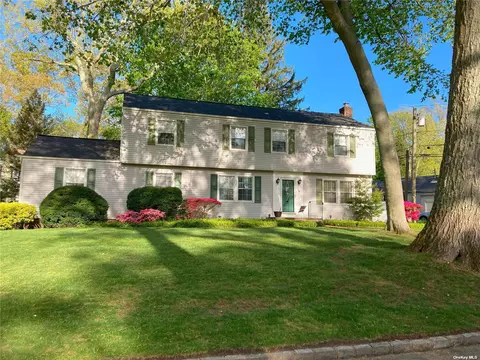 4 Heritage Ct, Cold Spring Harbor, NY 11724