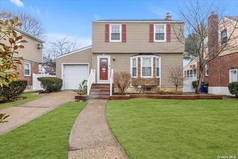 7 Garland Ln, Valley Stream, NY 11581
