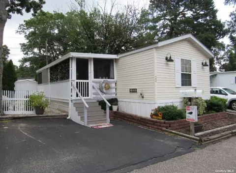37-22 Hubbard Ave, Riverhead, NY 11901