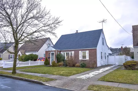 101 Wood Ln, Valley Stream, NY 11581