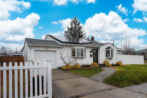 102 W Belle Terre Ave, Lindenhurst, NY 11757
