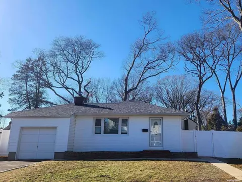 308 Hamilton Pl, West Islip, NY 11795