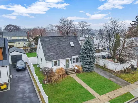 990 Mirabelle Ave, Westbury, NY 11590