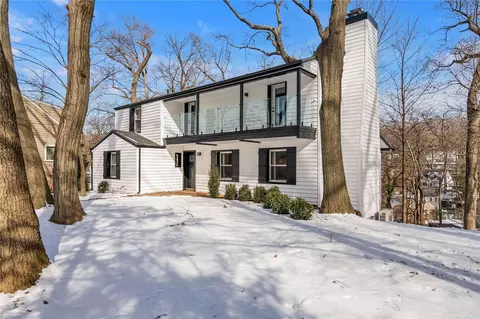 22 Briarcliff Dr, Port Washington, NY 11050