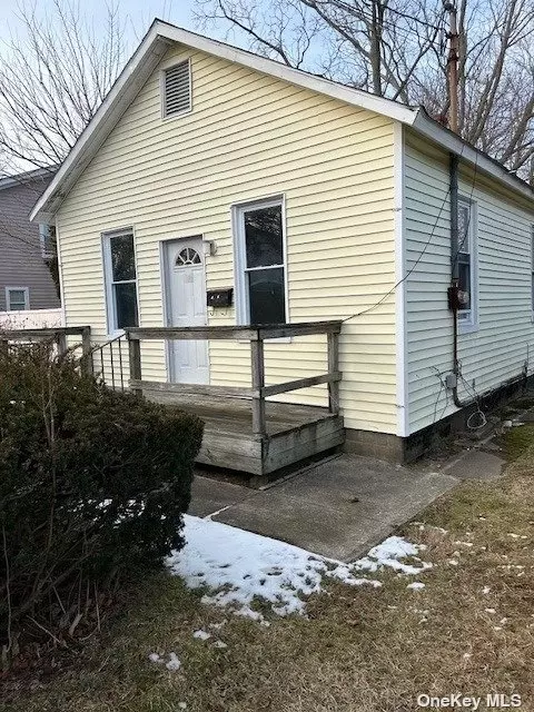 805 Wiggins St, Greenport, NY 11944
